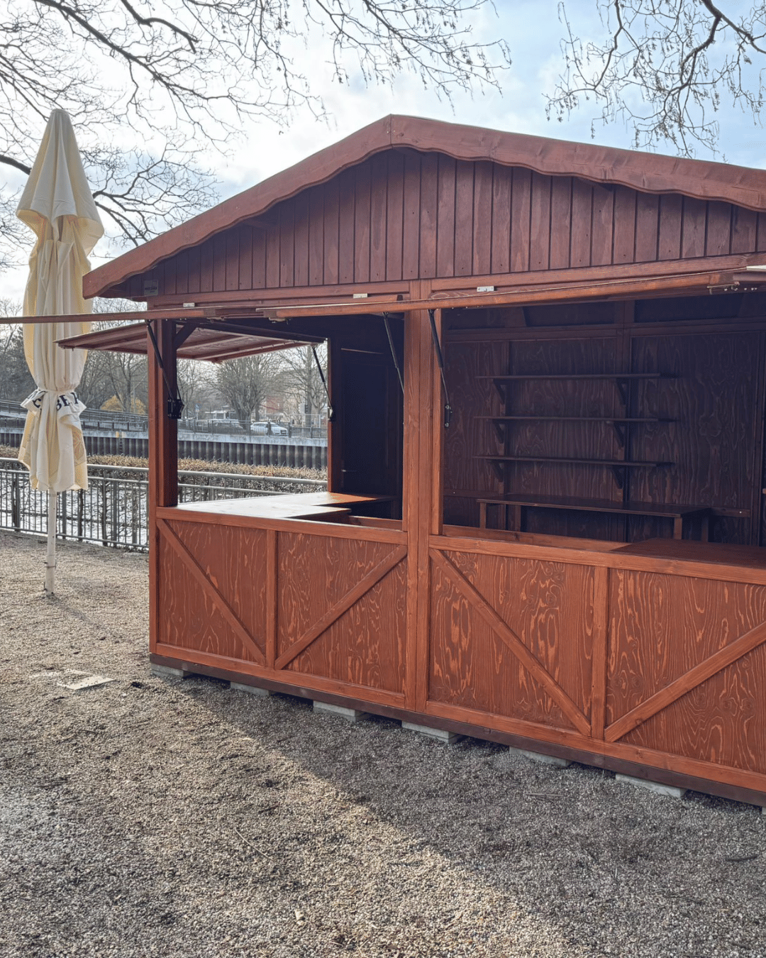 Robuster Holzverkaufsstand für Veranstaltungen, gefertigt von Tischlerei Pfützner aus Delmenhorst