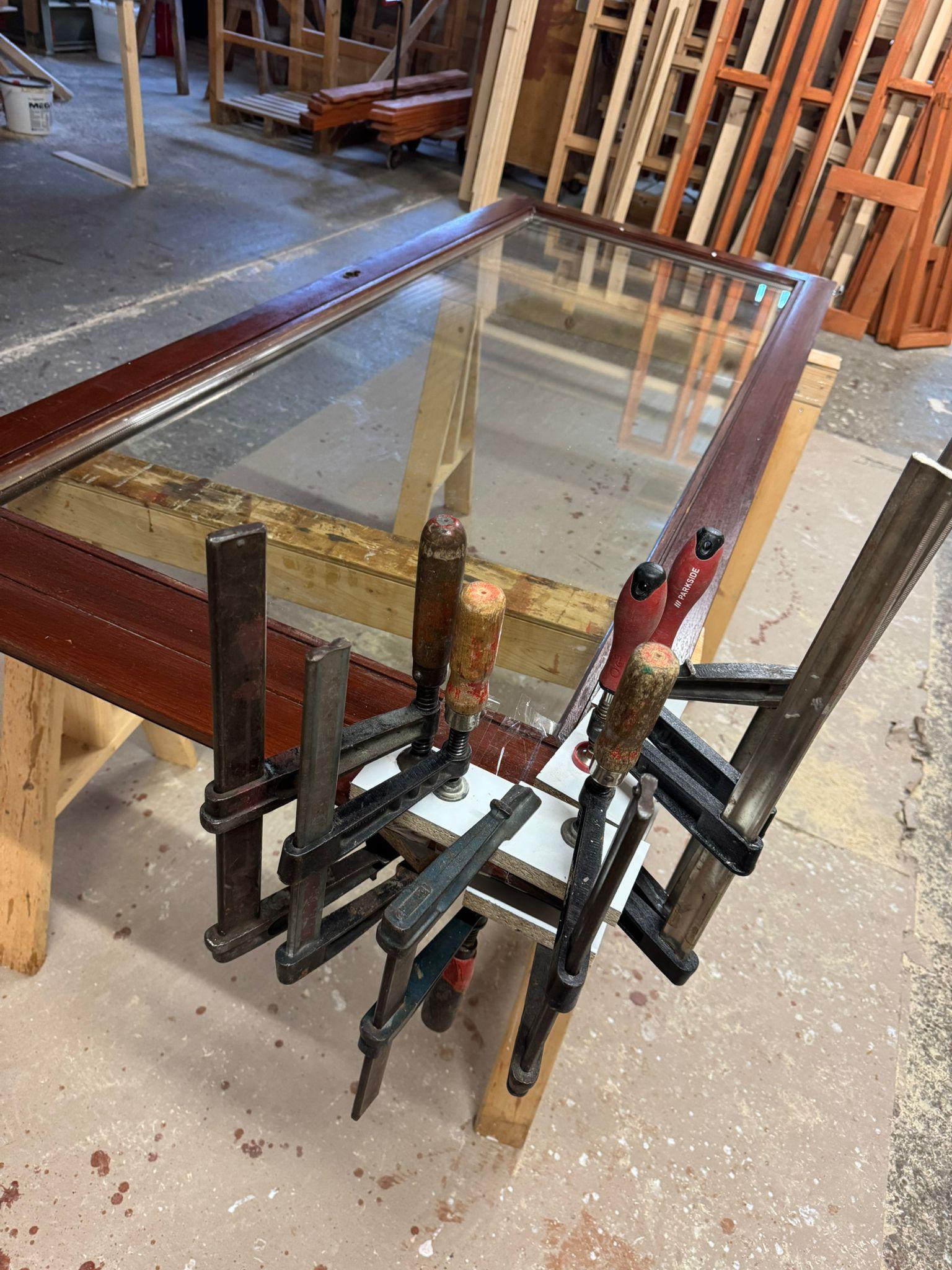 Reparatur einer Holztür mit Glas in Delmenhorster Tischlerei mit Schraubzwingen