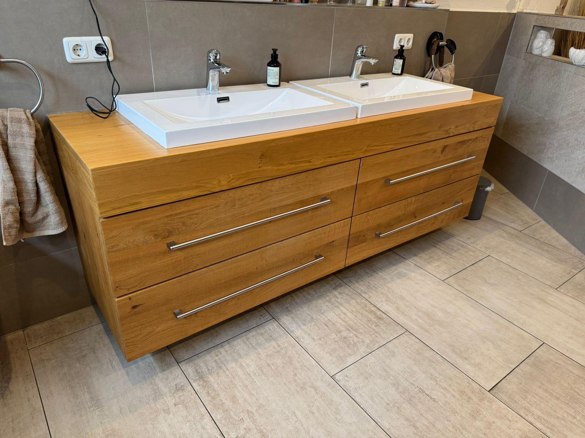 Badmöbel nach Maß – Doppelwaschtisch aus Holz für Ihr Bad in Ganderkesee